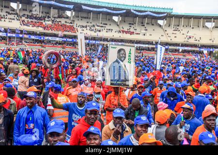 Nairobi, Kenia. 06. August 2022. Eine Menge der Azimio la Umoja Kenya Kwanza-Anhänger während der Finallye der Koalitionen im Kasarani Stadium. Die Azimio La Umoja One Kenya Final Rally fand im Moi International Stadium-Kasarani statt. Kredit: SOPA Images Limited/Alamy Live Nachrichten Stockfoto