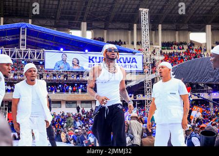 Nairobi, Kenia. 06. August 2022. Der tansanische Bongo-Flava-Künstler Diamond Platnumz tritt bei der Azimio la Umoja One Kenya-Rallye im Kasarani-Stadion auf. Die Azimio La Umoja One Kenya Final Rally fand im Moi International Stadium-Kasarani statt. Kredit: SOPA Images Limited/Alamy Live Nachrichten Stockfoto