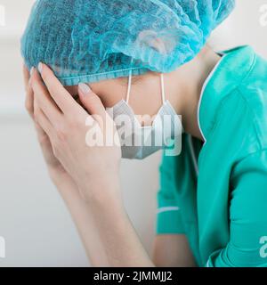 Nahaufnahme Krankenschwester mit Maske müde Stockfoto