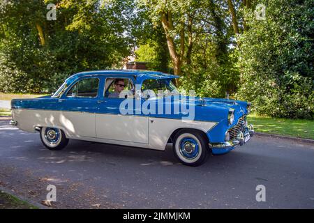 1959 Ford Zebhyr blau-weiße 2600cc-Benziner-Limousine; auf dem Weg zur Oldtimermesse Lytham Hall, Lancashire, Großbritannien Stockfoto