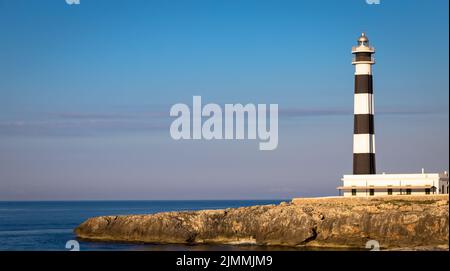 Landschaftlich schöner Leuchtturm von Artrutx bei Sonnenuntergang in Menorca, Spanien Stockfoto