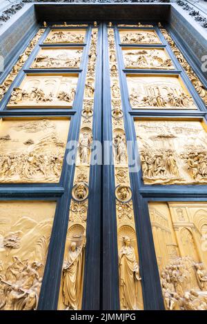 Florence Gate of Paradise: Alte Haupttür des Baptisteriastes von Florenz - Battistero di San Giovanni - befindet sich vor der Katze Stockfoto