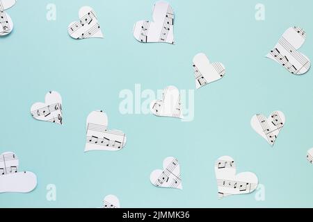 Flach legen Papier Herzen blauen Hintergrund Stockfoto