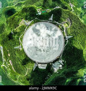 (220806) -- GUIZHOU, 6. August 2022 (Xinhua) -- Luftfoto vom 22. Juli 2022 zeigt eine Panoramaansicht des fünfhundert Meter langen Aperture Spherical Radio Telescope (FAST) in der südwestlichen Provinz Guizhou in China, das derzeit in Betrieb ist. Das Hotel befindet sich in einer natürlich tiefen und runden Karstniederlage in der südwestlichen chinesischen Provinz Guizhou und begann IM Januar 2020 MIT der offiziellen Operation und wurde am 31. März 2021 offiziell der Welt eröffnet. Es wird angenommen, dass es das empfindlichste Radioteleskop der Welt ist. Mit FAST haben Wissenschaftler über 660 neue Pulsare identifiziert. (Xinhua/Ou Dongqu) Stockfoto