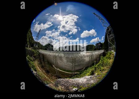 (220806) -- GUIZHOU, 6. August 2022 (Xinhua) -- das Foto, das am 21. Juli 2022 mit einem Fischaugenobjektiv aufgenommen wurde, zeigt Chinas fünfhundert Meter langes Aperture Spherical Radio Telescope (FAST), das in der südwestlichen Provinz Guizhou gewartet wird. Das Hotel befindet sich in einer natürlich tiefen und runden Karstniederlage in der südwestlichen chinesischen Provinz Guizhou und begann IM Januar 2020 MIT der offiziellen Operation und wurde am 31. März 2021 offiziell der Welt eröffnet. Es wird angenommen, dass es das empfindlichste Radioteleskop der Welt ist. Mit FAST haben Wissenschaftler über 660 neue Pulsare identifiziert. (Xinhua/Ou Dongqu) Stockfoto