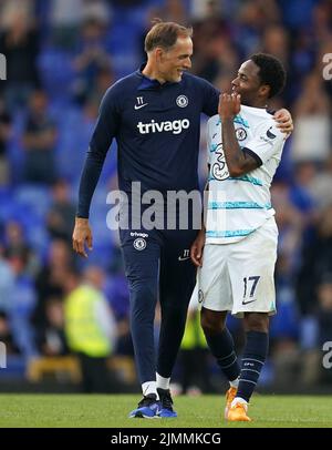 Chelsea-Manager Thomas Tuchel begrüßt den Chelsea-Mannschaften Raheem Sterling nach dem Spiel der Premier League im Goodison Park, Liverpool. Bilddatum: Samstag, 6. August 2022. Stockfoto