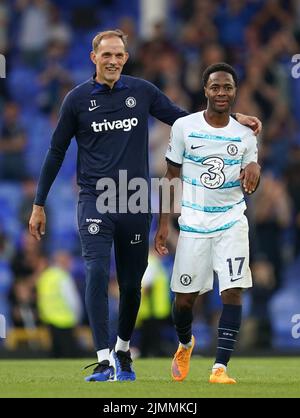 Chelsea-Manager Thomas Tuchel begrüßt den Chelsea-Mannschaften Raheem Sterling nach dem Spiel der Premier League im Goodison Park, Liverpool. Bilddatum: Samstag, 6. August 2022. Stockfoto