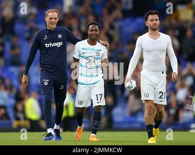 Chelsea-Manager Thomas Tuchel begrüßt den Chelsea-Mannschaften Raheem Sterling nach dem Spiel der Premier League im Goodison Park, Liverpool. Bilddatum: Samstag, 6. August 2022. Stockfoto