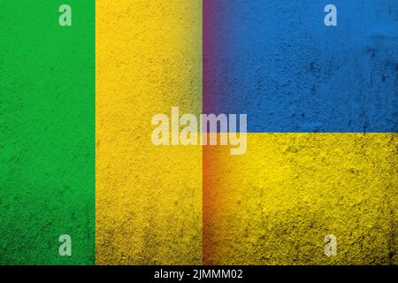 Republik Mali Nationalflagge mit Nationalflagge der Ukraine. Grungen Hintergrund Stockfoto