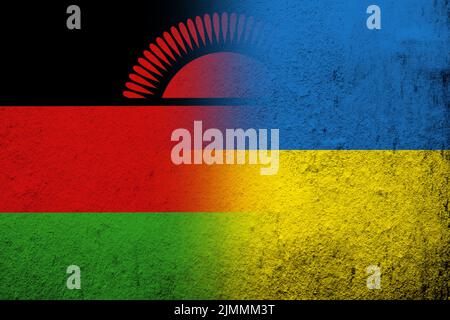 Die Republik Malawi Nationalflagge mit Nationalflagge der Ukraine. Grungen Hintergrund Stockfoto