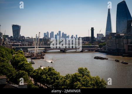 Ein Blick auf die Blackfriars Bridge und Canary Wharf in London an einem sonnigen Tag. Bilddatum: Samstag, 6. August 2022. Stockfoto