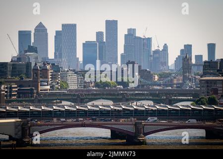 Ein Blick auf die Blackfriars Bridge und Canary Wharf in London an einem sonnigen Tag. Bilddatum: Samstag, 6. August 2022. Stockfoto