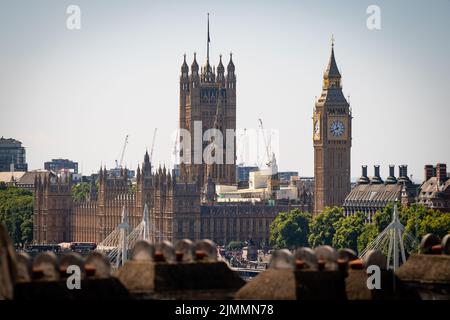 Ein Blick auf den Elizabeth Tower, Houses of Parliament, London an einem sonnigen Tag. Bilddatum: Samstag, 6. August 2022. Stockfoto