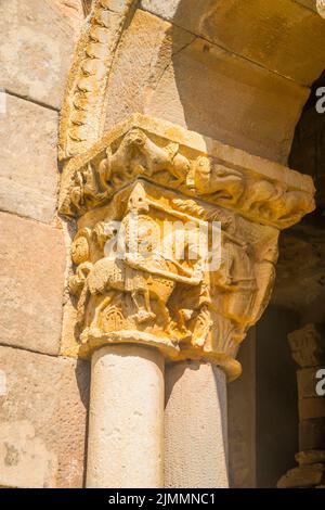 Hauptstadt des Atriums. Kirche San Julian und Santa Basilisa, Rebolledo de la Torre, Provinz Burgos, Castilla Leon, Spanien. Stockfoto