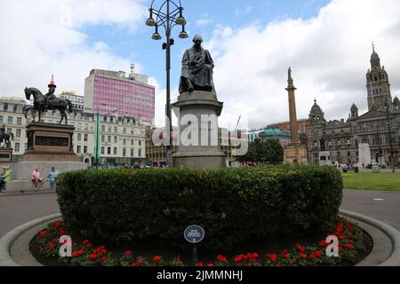 George Square, Glasgow, Schottland, Großbritannien. Statue von James Watt auf einem Sockel. Die Statue von Watt wurde von Chantrey entworfen und 1832 errichtet. Es ist eine der wenigen Statuen auf dem Platz, die in ihrer ursprünglichen Position geblieben sind und wurde durch öffentliches Abonnement bezahlt. Watts größte Errungenschaft war die Einführung von Dampfmaschinen mit separatem Kondensator. Dies machte sie schneller, sicherer und wirtschaftlicher, was dazu führte, dass Dampf die Wasserkraft als Hauptenergiequelle überholen konnte. Er schuf den Begriff „PS“ und erfand auch den Rev.-Zähler Stockfoto