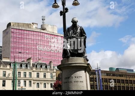 George Square, Glasgow, Schottland, Großbritannien. Statue von James Watt auf einem Sockel. Die Statue von Watt wurde von Chantrey entworfen und 1832 errichtet. Es ist eine der wenigen Statuen auf dem Platz, die in ihrer ursprünglichen Position geblieben sind und wurde durch öffentliches Abonnement bezahlt. Watts größte Errungenschaft war die Einführung von Dampfmaschinen mit separatem Kondensator. Dies machte sie schneller, sicherer und wirtschaftlicher, was dazu führte, dass Dampf die Wasserkraft als Hauptenergiequelle überholen konnte. Er schuf den Begriff „PS“ und erfand auch den Rev.-Zähler Stockfoto