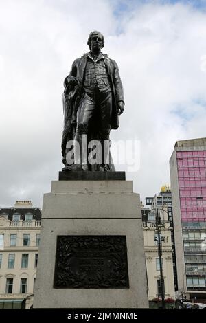 George Square, Glasgow, Schottland, Großbritannien. Eine Bronzestatue des schottischen Dichters Robert ( Rabbie ) Burns Stockfoto