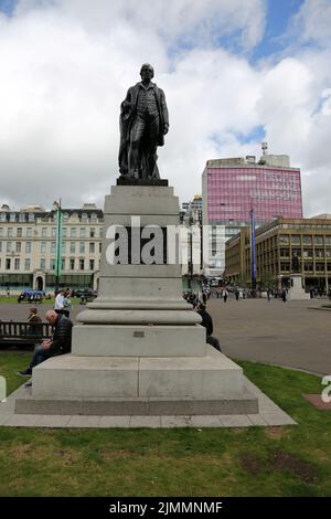 George Square, Glasgow, Schottland, Großbritannien. Eine Bronzestatue des schottischen Dichters Robert ( Rabbie ) Burns Stockfoto