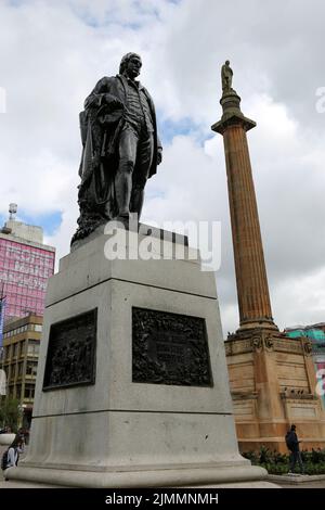 George Square, Glasgow, Schottland, Großbritannien. Eine Bronzestatue des schottischen Dichters Robert ( Rabbie ) Burns Stockfoto