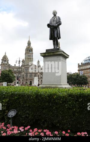 George Square, Glasgow, Schottland, Großbritannien. Die Statue von Sir Robert Peel, dem Premierminister, dessen Vater Verbindungen zum Sklavenhandel hatte. Denkmal für einen berühmten Politiker und Gründer der modernen Polizeiarbeit. Die Statue von Sir Robert Peel steht auf dem George Square und ist vom Bildhauer John Mossman. Sie wurde 1859 errichtet und ist in Bronze gegossen und auf einem quadratischen Granitsockel und -Sockel aufgestellt. Stockfoto