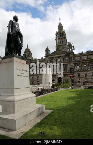 George Square, Glasgow, Schottland, Großbritannien. Bronze Satue an den schottischen Dichter Thomas Campbell. (27. Juli 1777 – 15. Juni 1844). Er war Gründer und erster Präsident des Clarence Clubs und Mitbegründer der Literarischen Vereinigung der Freunde Polens; er war auch einer der Initiatoren eines Plans, das University College London zu gründen. Stockfoto