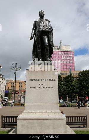 George Square, Glasgow, Schottland, Großbritannien. Bronze Satue an den schottischen Dichter Thomas Campbell. (27. Juli 1777 – 15. Juni 1844). Er war Gründer und erster Präsident des Clarence Clubs und Mitbegründer der Literarischen Vereinigung der Freunde Polens; er war auch einer der Initiatoren eines Plans, das University College London zu gründen. Stockfoto