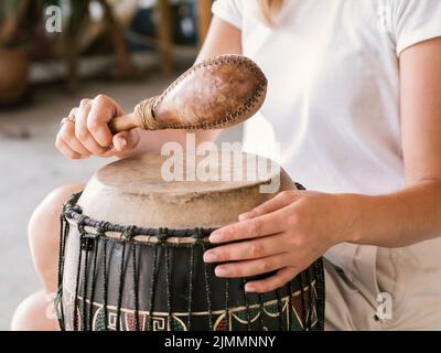 Junge Person, die afrikanische Schlaginstrumente spielt Stockfoto