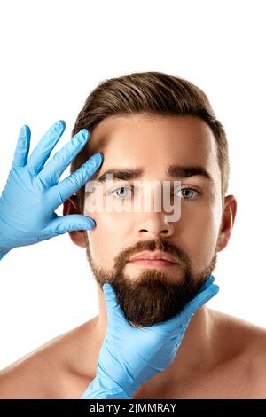 Schöner Mann während der Kontrolle vor einer plastischen Operation Stockfoto