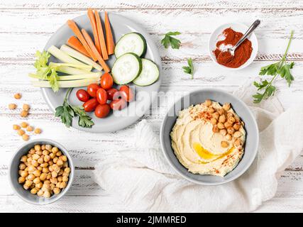 Draufsicht Gemüse mit Hummus Stockfoto