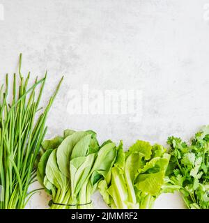 Verschiedene grüne Gemüse angeordnet Reihe Stockfoto