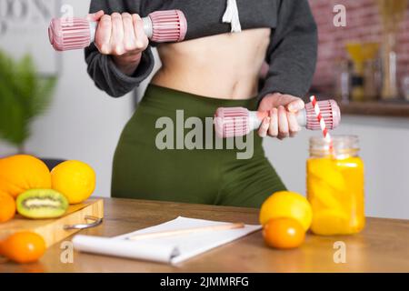 Nahaufnahme der Hände mit Kurzhanteln Stockfoto