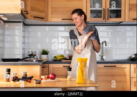 Mittellange Smiley-Frau zu Hause Stockfoto