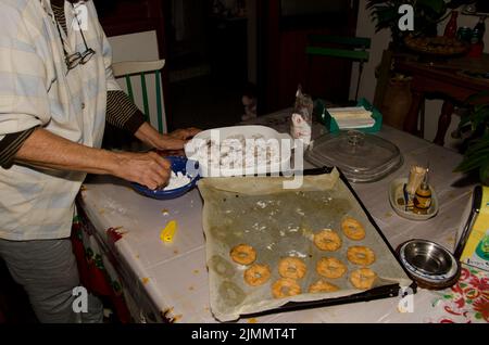Las Palmas de Gran Canaria, 6. Dezember 2020: Frau bereitet Brötchen zu. Gran Canaria. Kanarische Inseln. Spanien. Stockfoto
