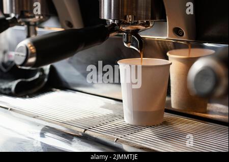 Einweg-Tasse mit köstlichem Kaffee Stockfoto