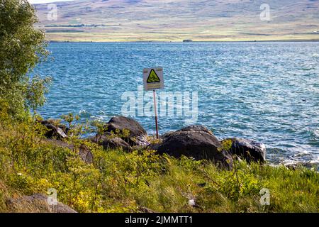 Ardahan, Türkei - Juli 2022 ; das Schild Es ist gefährlich, in das Wasser des Çıldır-Sees einzudringen. Stockfoto