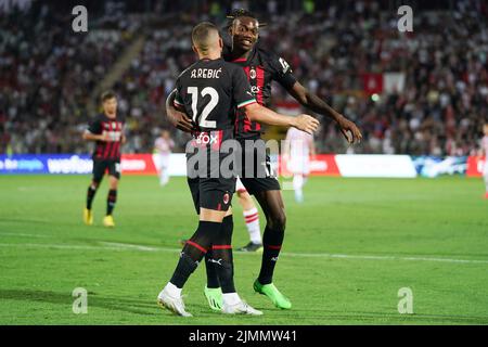 Ante Rebic, AC Mailand, feiert nach einem Tor mit Rafael Leao Vicenza, August 6. 2022, Romeo Menti Stadium lr Vicenza vs AC Mailand Foto L Stockfoto