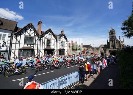 Das Hauptfeld in Aktion beim Men's Road Race in Warwick am zehnten Tag der Commonwealth Games 2022. Bilddatum: Sonntag, 7. August 2022. Stockfoto