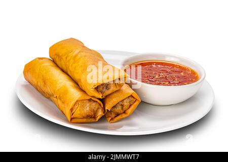 Stapel frittierter Frühlingsrollen mit Chilisauce in weißer Keramikschale auf weißem Hintergrund. Stockfoto