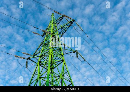 Grüner Sendeturm und schöner blauer Himmel Stockfoto