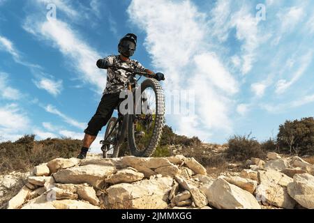 Professioneller Radfahrer während der Abfahrt auf seinem Fahrrad Stockfoto