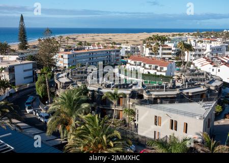 Landschaft mit Maspalomas Stadt, Playa del Ingles bei Sonnenuntergang, Gran Canaria, Spanien. Hotels, B&B und Dünen. Stockfoto