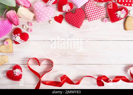 Genäht handgemachte Stoff Herzen Tulpen Band und Cookies für valentinstag auf weißem Holz Hintergrund mit Kopierer Platz Stockfoto