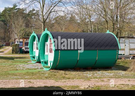 Holzschlaffass für die Nacht auf einem Campingplatz in Deutschland Stockfoto