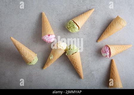 Ansicht von oben auf die Eiscreme-Eiscreme-Vanila-Erdbeer-Pistazie in Zapfen Stockfoto