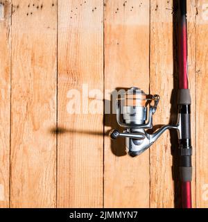 Angelrute mit Holzschreibtisch auf Angelrolle Stockfoto