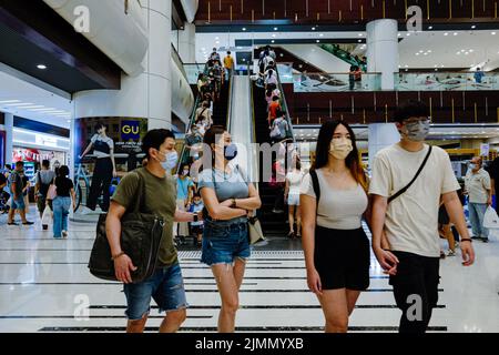 Hongkong, China. 7. August 2022. Die Menschen tragen Gesichtsmaske und kaufen in einem Einkaufszentrum ein. Eine zweite Runde von Konsumgutscheinen der Regierung, die am Sonntag veröffentlicht wurde, erhielten 6,2 Millionen Menschen einen Gutschein in Höhe von 2.000 HK und weitere 3.000 HK, die später im Jahr fällig werden. (Bild: © Keith Tsuji/ZUMA Press Wire) Stockfoto