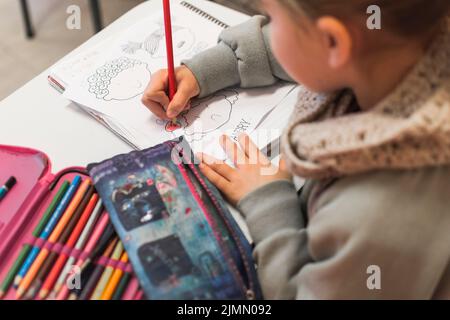 Unkenntlich Kind Färbung Bild Stockfoto