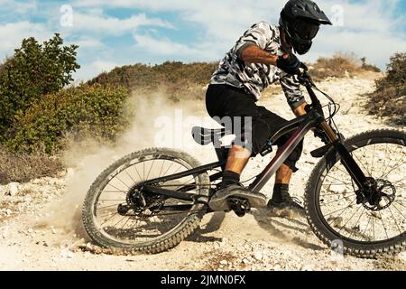 Professioneller Radfahrer während der Abfahrt auf seinem Fahrrad Stockfoto