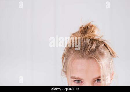 Blonde Mädchen mit unordentlichen Brötchen Stockfoto