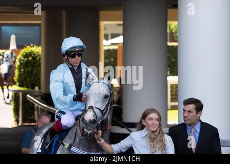 Ascot, Bergen, Großbritannien. 6.. August 2022. Unter Jockey Frankie Dettori geht es im Rahmen des Dubai Duty Free Shergar Cup Curtain Raiser Classified Stakes auf der Ascot Racecourse zum Dubaier Duty Free Shergar Cup Pferderennen. Trainer Roger Teal, Lambourn. Quelle: Maureen McLean/Alamy Stockfoto